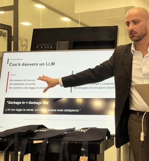 Sal Chiarenza in aula durante una formazione AI: cos'è davvero un LLM